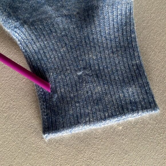 Daniel Cremieaux Signature Collection 100% Cashmere Blue V-neck Sweater Size L - Picture 8 of 10